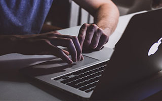 0比1不敌切尔西，斯彭斯当众拒握手，唇语曝光他对主帅放这句狠话